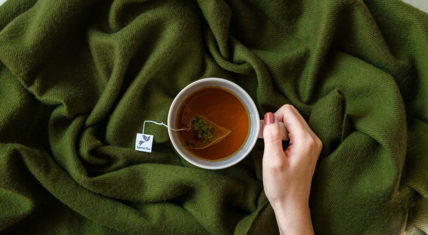 以手拿Spero Tea至希茶表示冬天低熱量食物攝取關鍵之一為熱茶