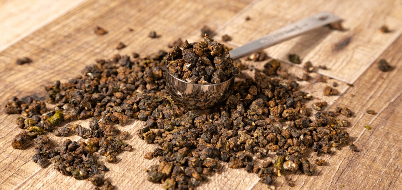以紅烏龍茶葉表示紅烏龍茶特色之一為黑褐色半球型茶葉