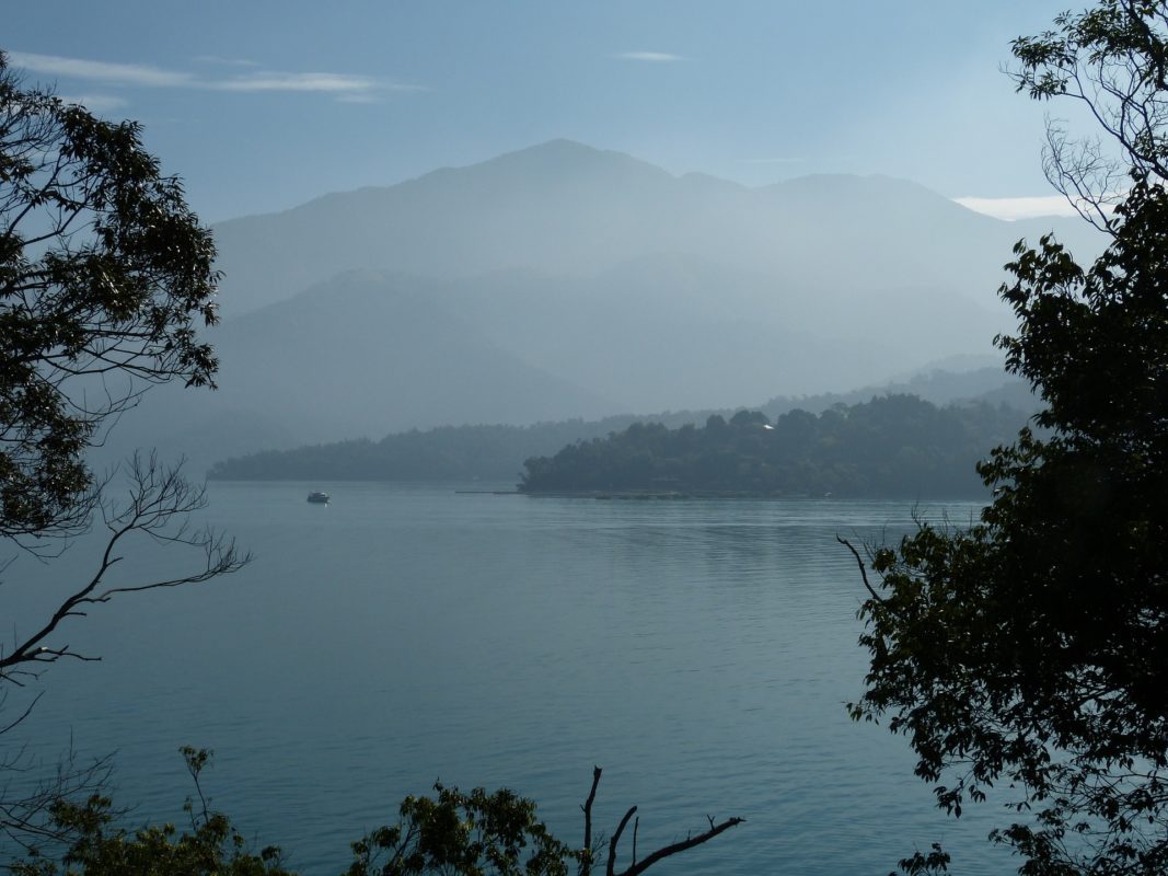 : The scene of Sun Moon Lake indicates that the local area is the production area of purple bud mountain tea