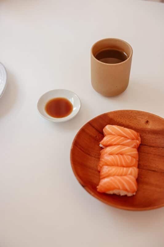以日式料理隨餐搭配飲茶表示餐點佐茶